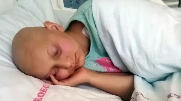 Ramóna a betegsége előtt mindig életvidám, mosolygós gyermek volt, a kezelések és a kór érthetően padlóra küldte őt