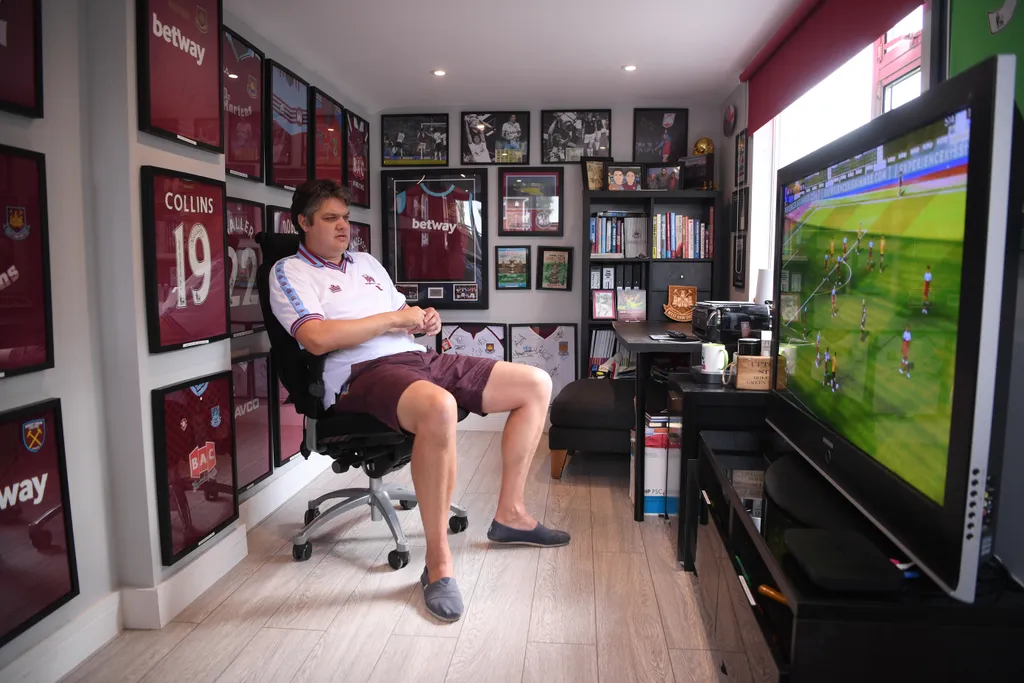 Azoknak, akik szeretik a focit.