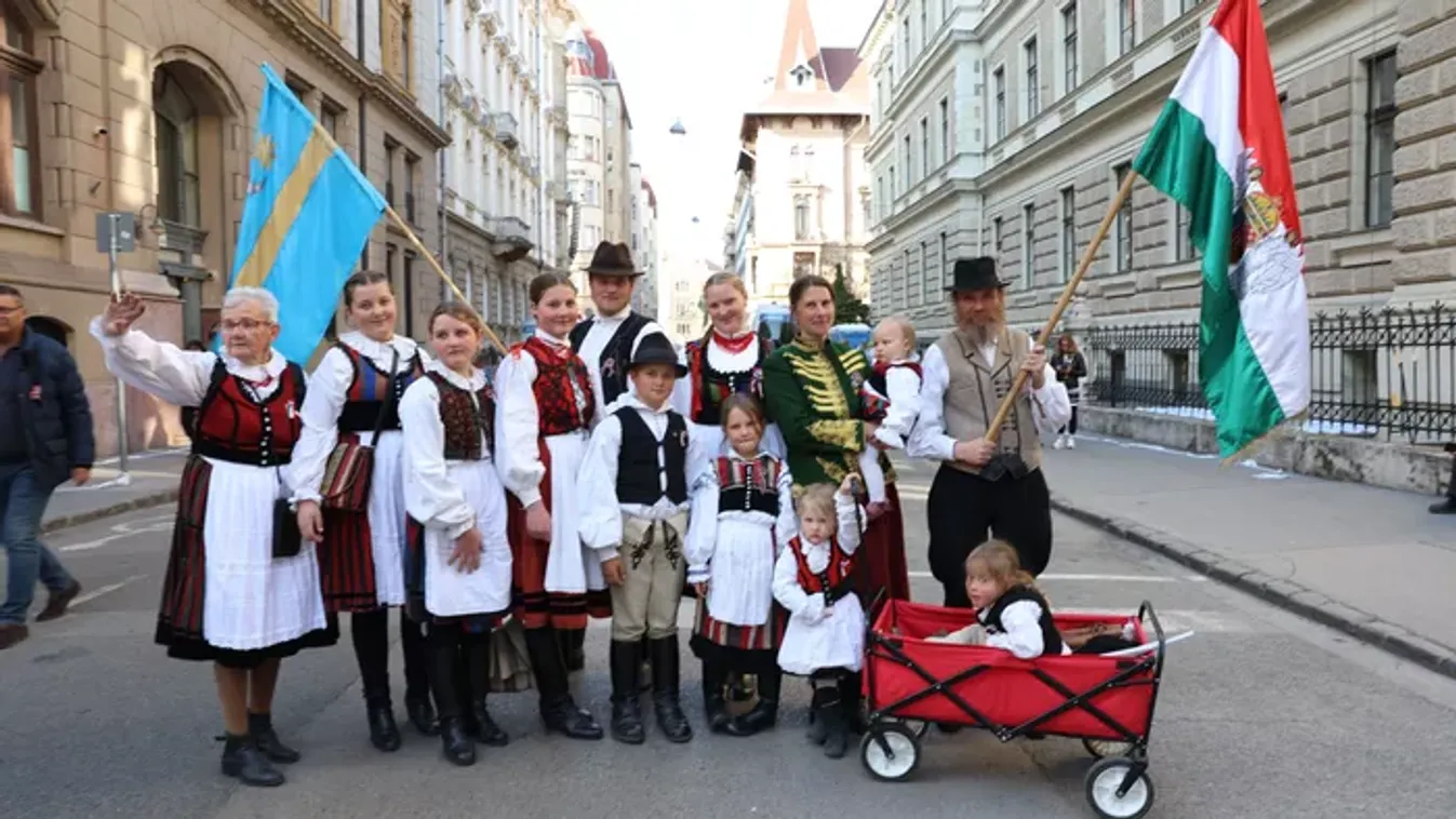 Ők a 10 gyerekes Esztány család, akikre Orbán Viktor anyukája is rácsodálkozott a Békemeneten