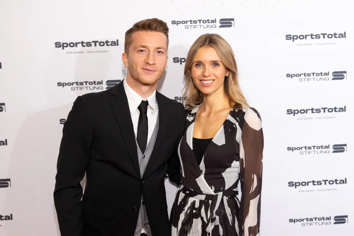 Marco Reus felesége a hamadik gyermekükkel terhes, a nagy ijedség után egyelőre felhagy a lovaglással