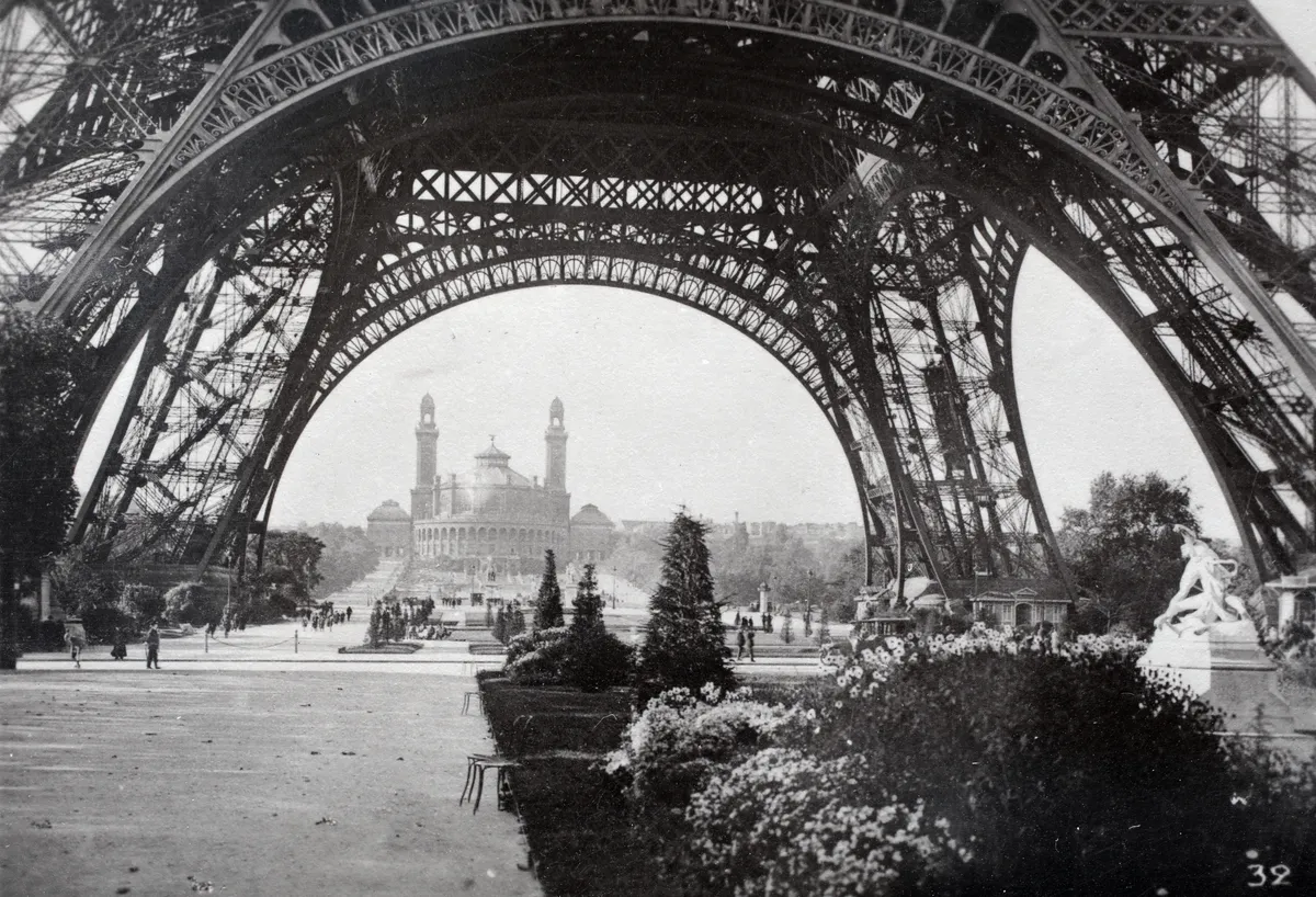 Az Eiffel-torony alatt, szemben a Trocadero-palotával 1930-ban.