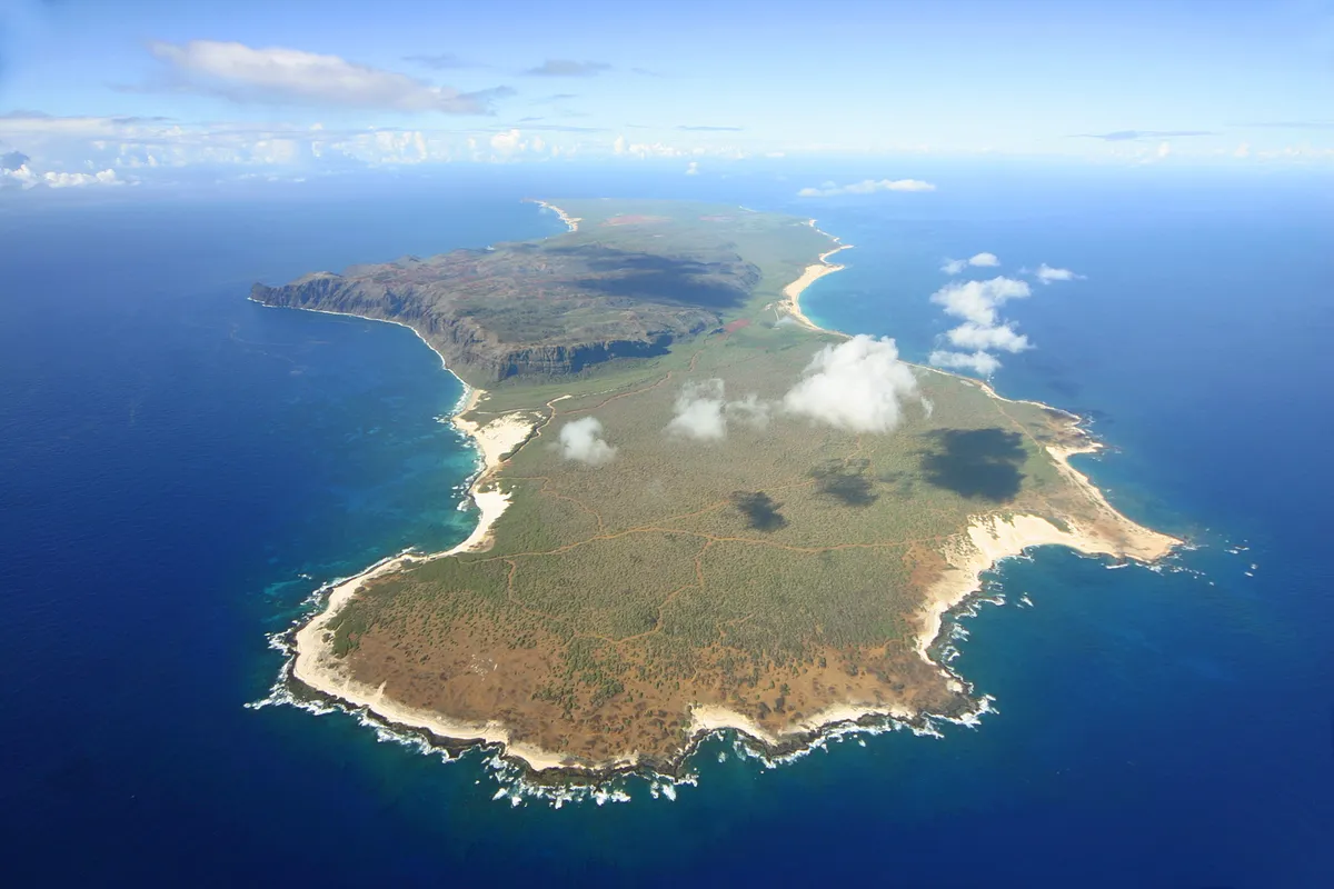 Tiltott helyek a nagyvilágban, például a Hawaii-szigetek egyik tagja, Niʻihau, amely légi fotón látható.