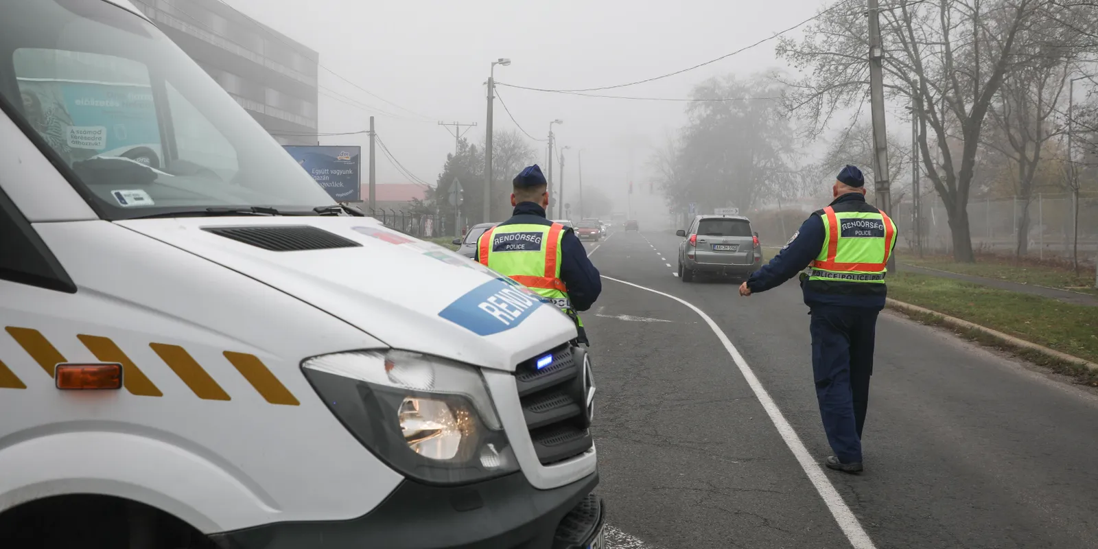Teljes útzár mellett folyik a mentés az M3-ason