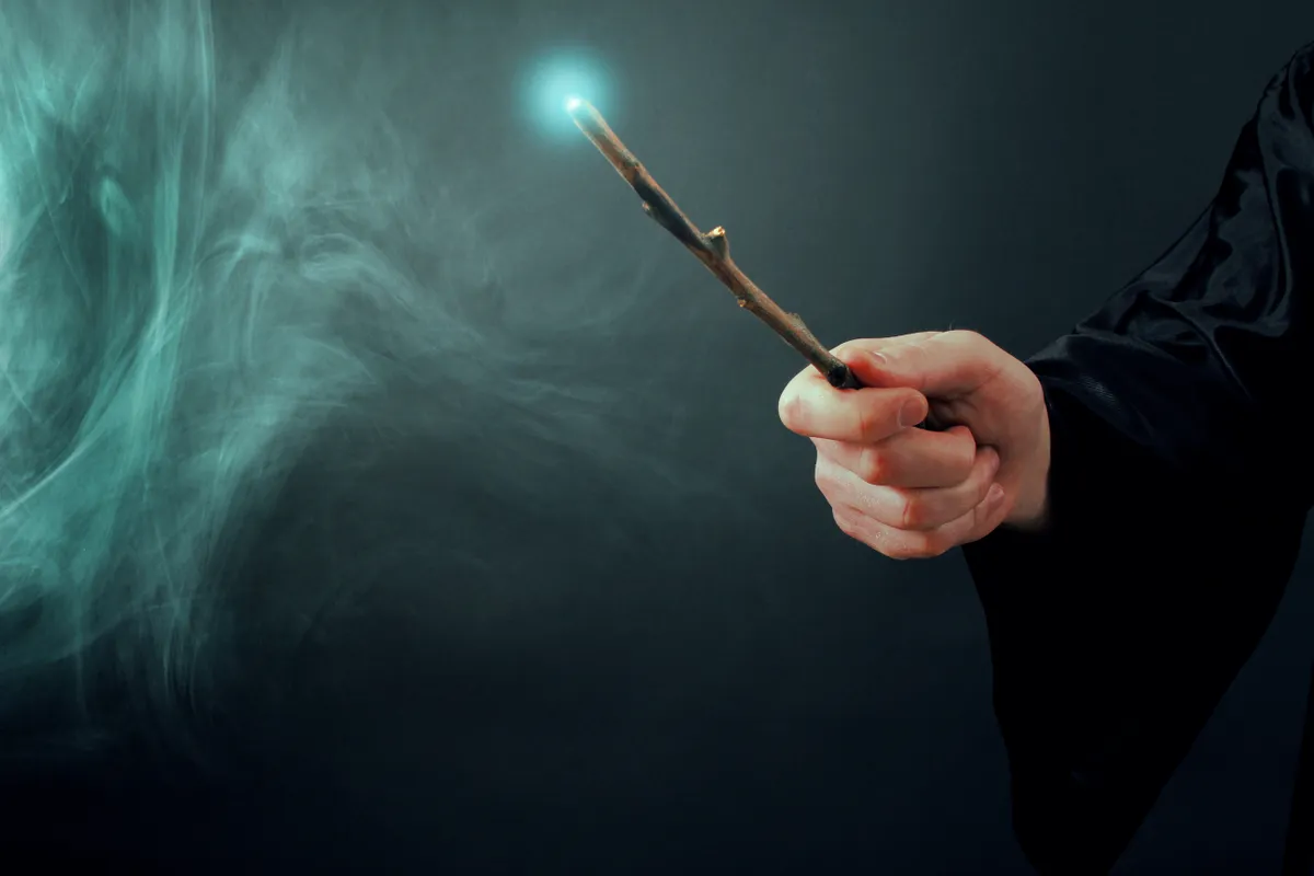 Egy varázsló pálcát tart a kezében, mert ez a személyiségteszt a mágiáról szól.