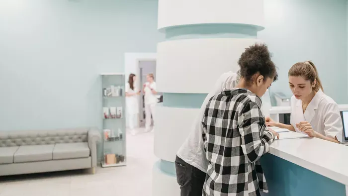 Idős asszony halt meg szeme láttára a kórház folyosóján