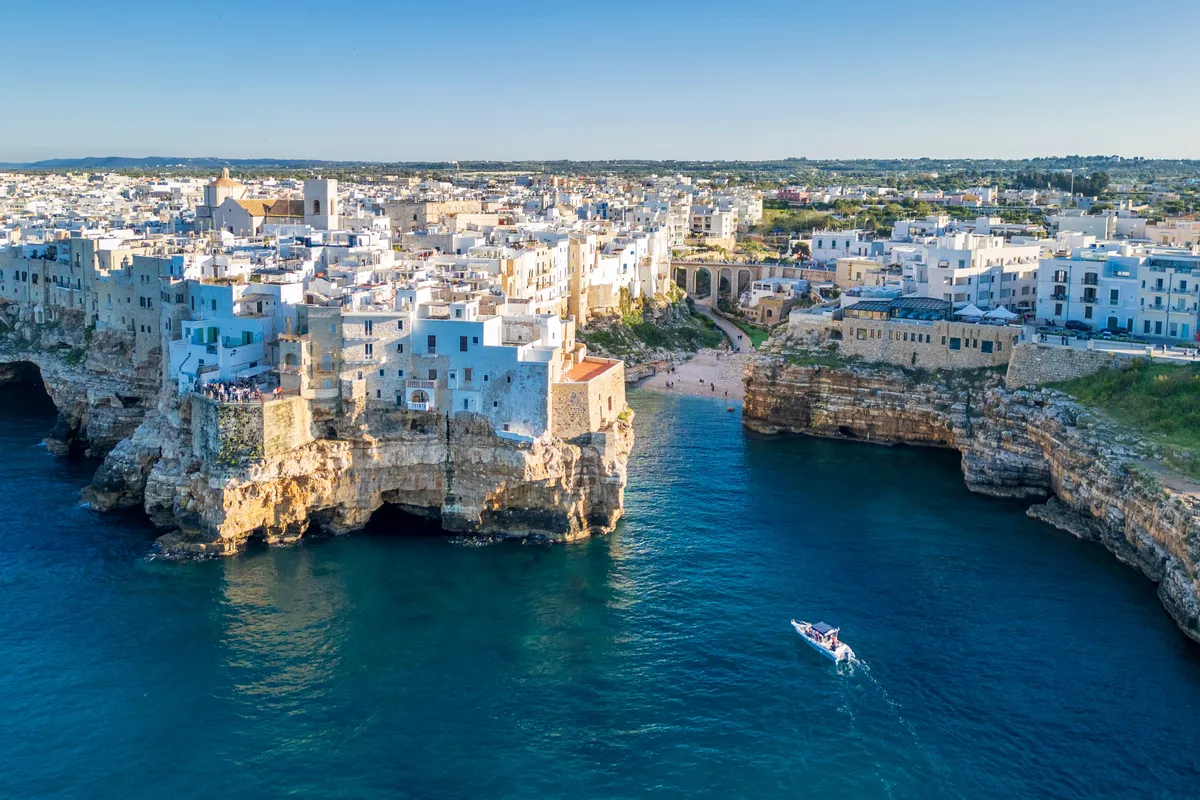 Polignano a Mare látképe a tenger felől.