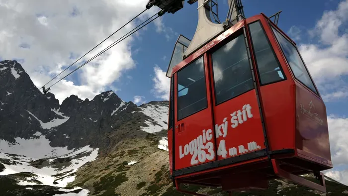 Durva felvételek: Lezuhant egy svájci sífelvonó kabinja