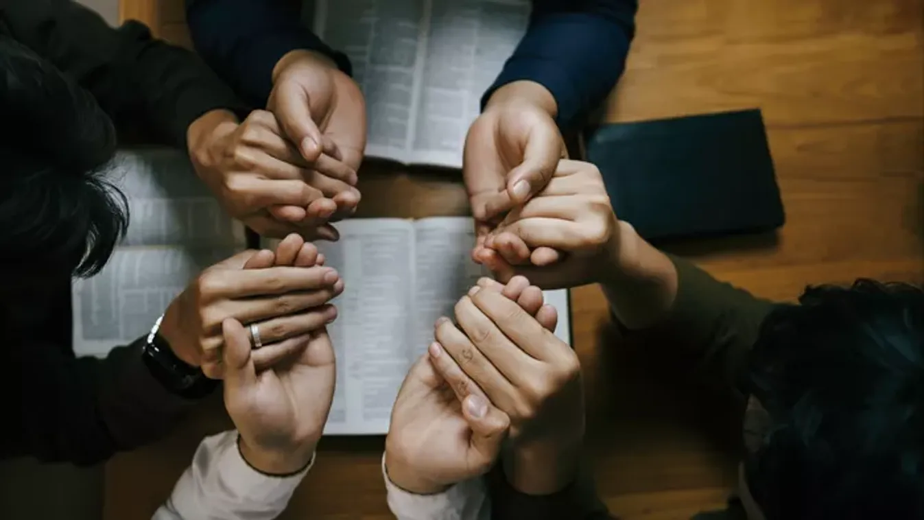 Világméretű imalánc indult Orbán Viktorért - a 94 éves amerikai-magyar pap az égiekhez fordult a miniszterelnök érdekében
