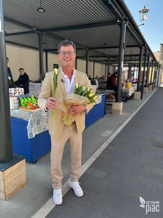 Stohl András sárga tulipánokkal fogadta a hölgyeket az Esztergomi piacon. 