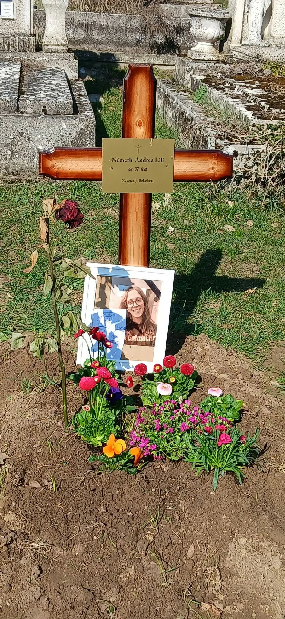 VIrágokat ültettek és rajzokat is vittek ki a sírhoz a gyerekek