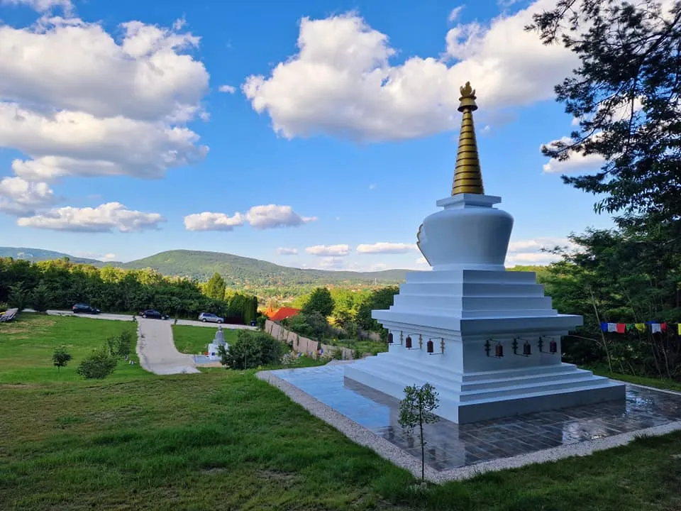 A piliscsabai Álomvölgy Megvilágosodás Sztúpája kellemes tavaszi kirándulós úti cél.