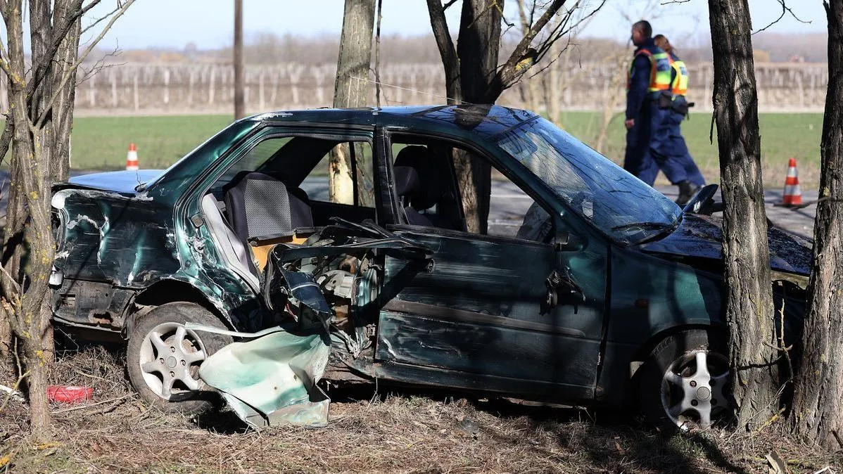 Feszítővágóval mentették ki a sérülteket – Sokkoló képek a balesetről