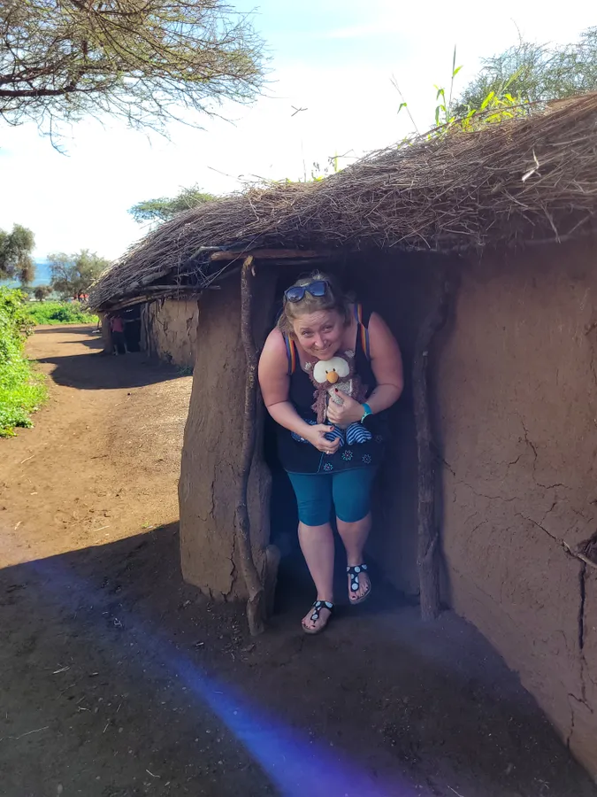 Benyó Rita egy kenyai bennszülött kunyhóban.