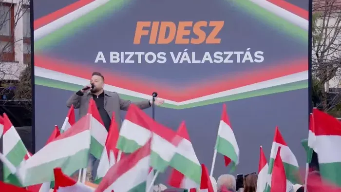 Orbán Viktor országjárásán énekelt Gudics Máté: Veszprémben „szállt fel a szabad madár”