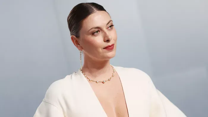 Sarapova melltartó nélkül, mélyen kivágott ruhában sokkolt