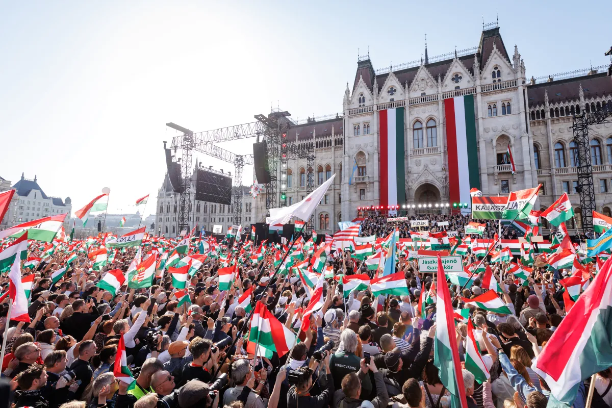 Lobogtak a zászlók a magasban.