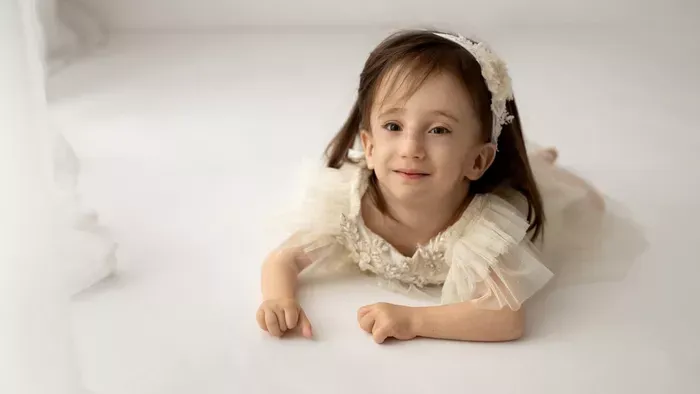 Galló Tomika édesanyja segít a kis Emmának