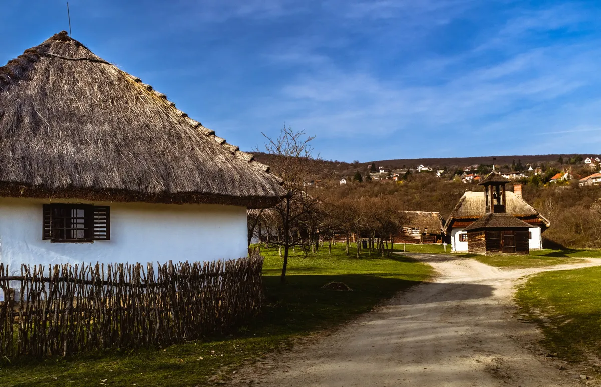 A szentendrei skanzen paraszti épületei napsütéses időben.