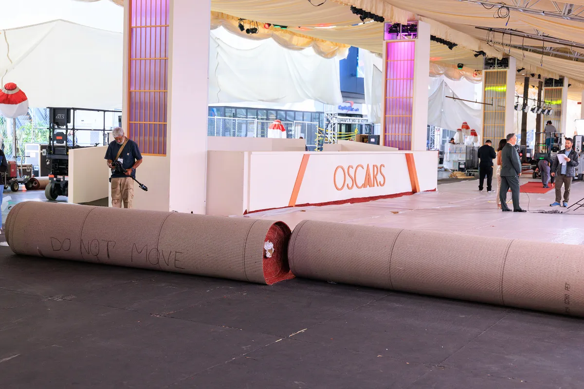 A hollywoodi Dolby Színházban előkészítik az Oscar-gála vörös szőnyegét.