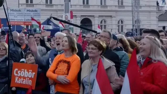 Rejtélyes ruházatú nő jelent meg Orbán Viktor beszéde alatt