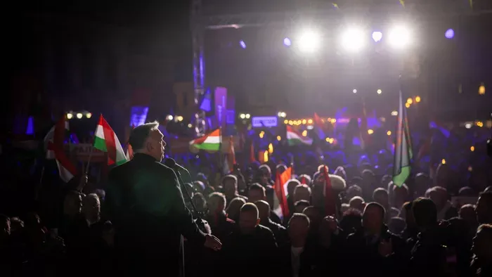 Egri Békemenet: megtelt a főtér, így fogadták Orbán Viktort