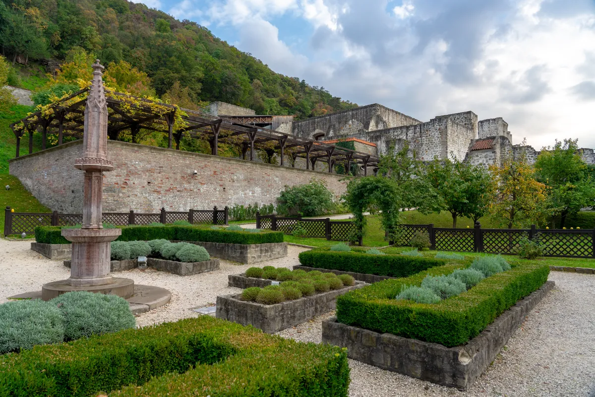 A visegrádi Királyi Palota reneszánsz kertje egy borús napon.