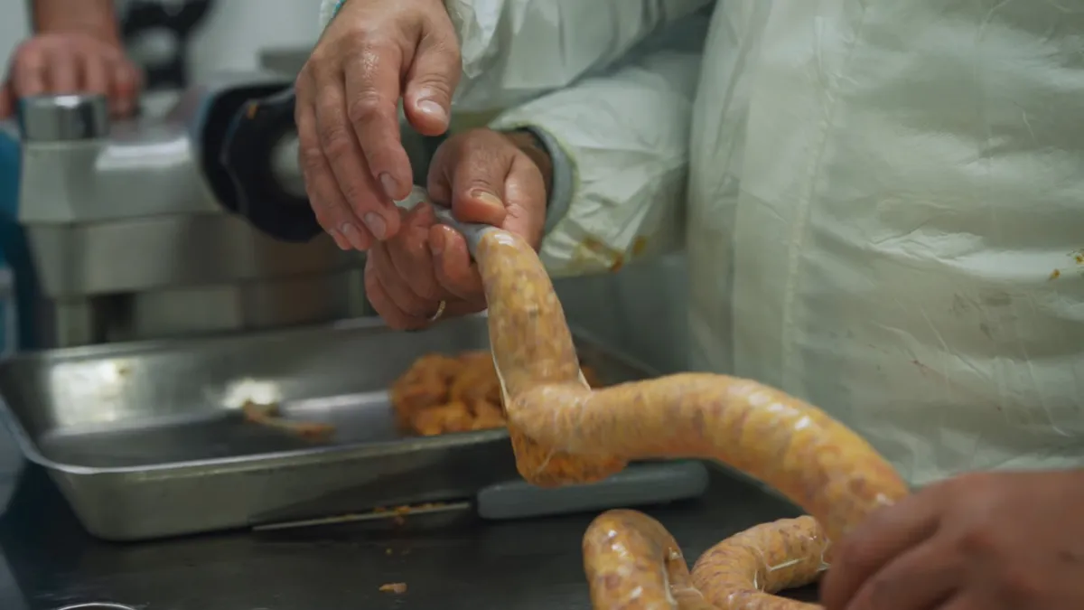 Kézműves kolbászok töltése