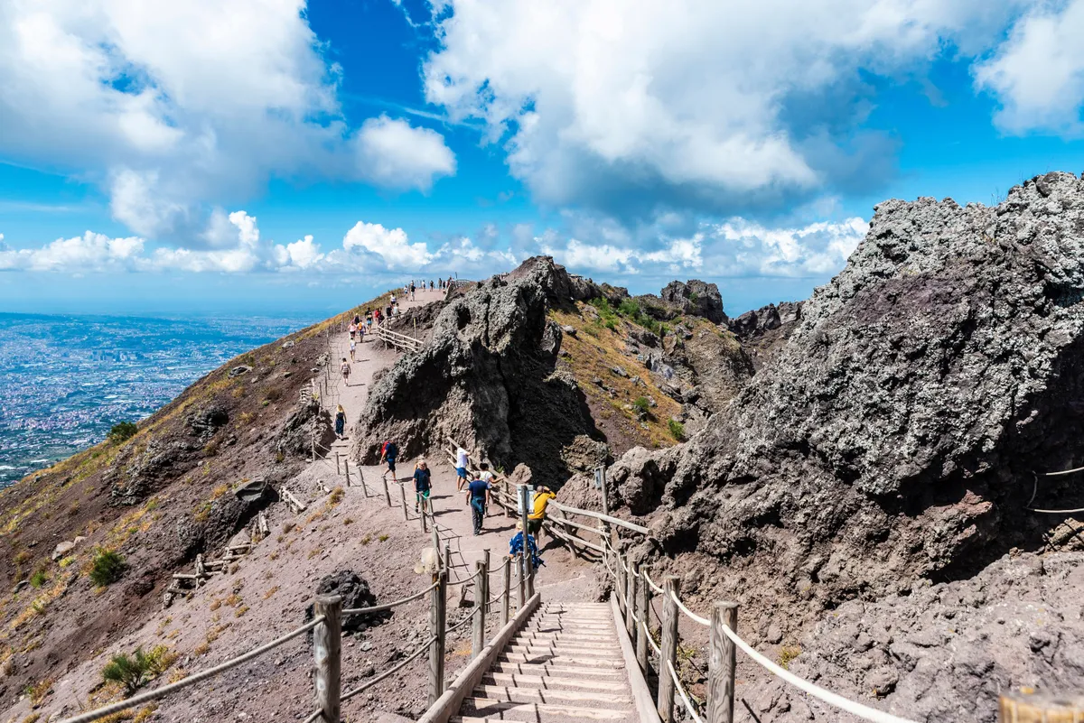 A Vezúv turista ösvénye a kráter közelében.