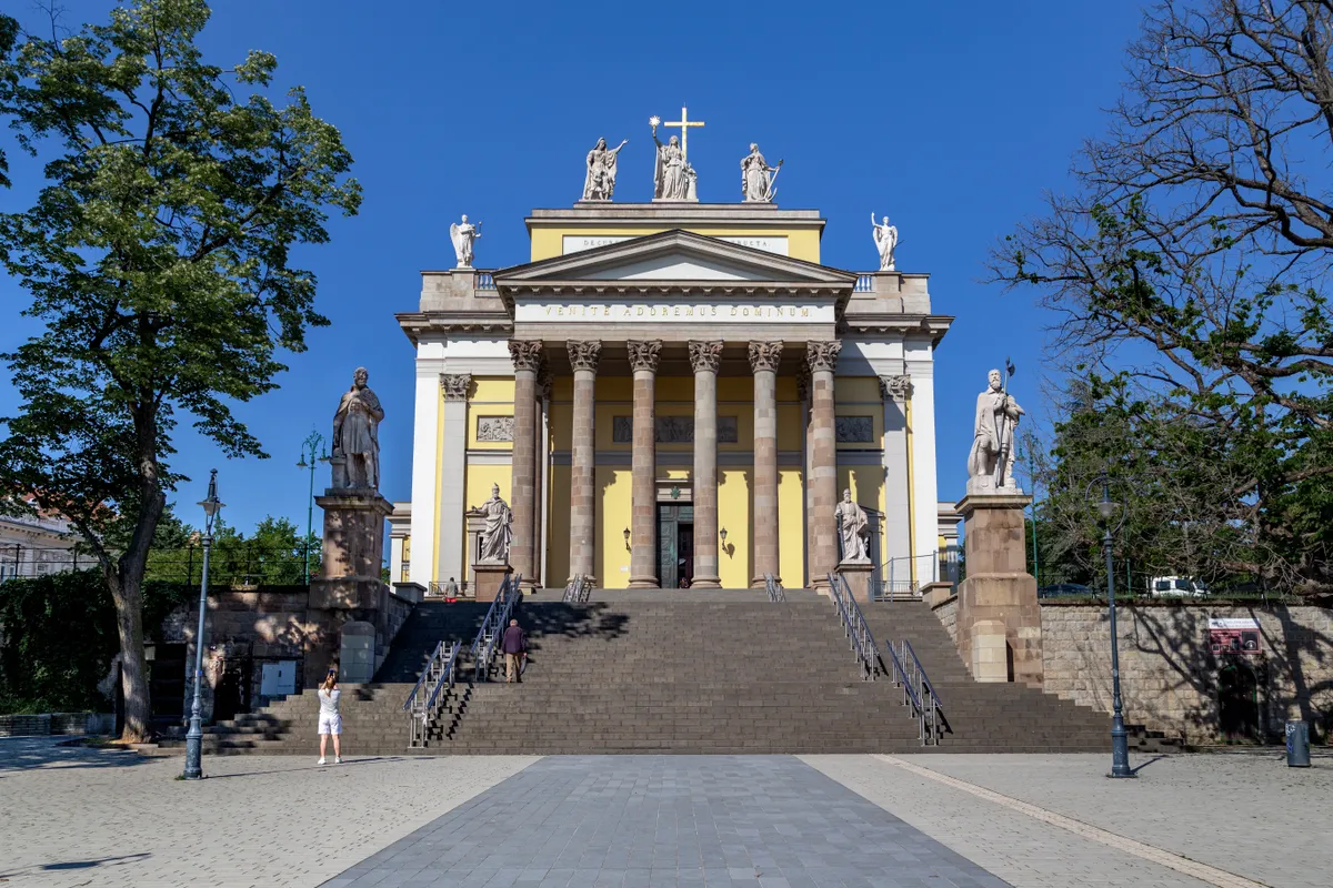 Az egri főszékesegyház elülső homlokzata az Eszterházy tér felől. 