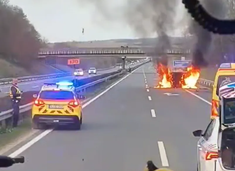 Kigyulladt egy autó az M7-esen.