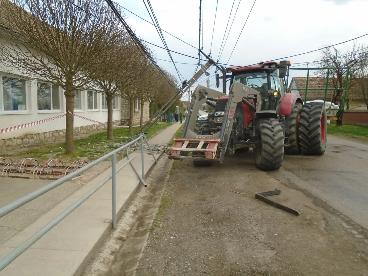 Mezőgazdasági gép döntött ki egy villanyoszlopot, több százan áram nélkül maradtak 