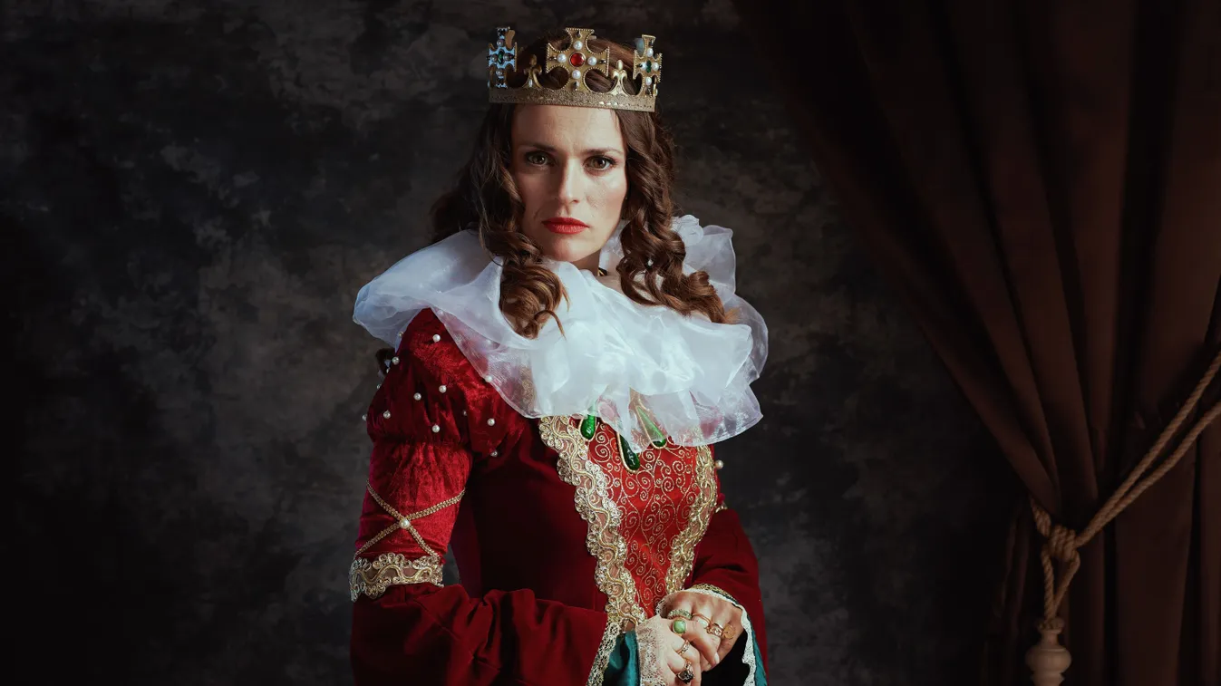 Személyiségtesztben szereplő kép egy királynőről piros ruhában és koronában