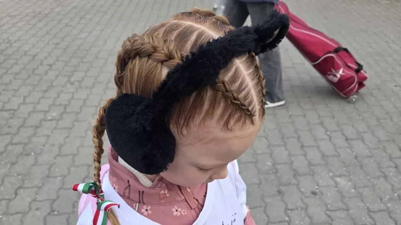 Szupercuki: Orbán-firkás pólóban várta a miniszterelnököt a cicafülű kislány Esztergomban