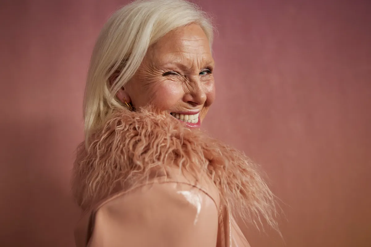 Rózsaszínt viselő idős nő, aki számára a divat 50 felett is fontos