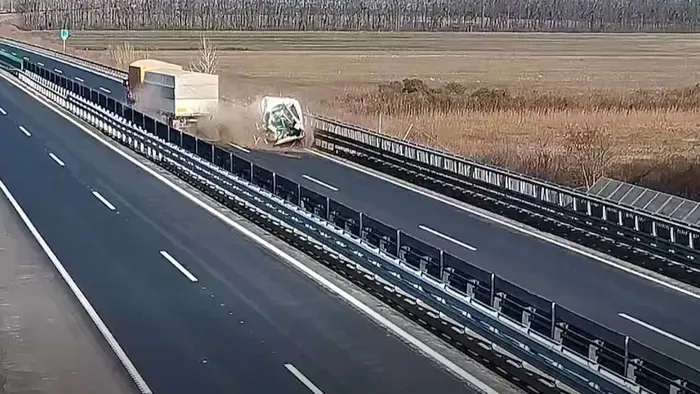 Tarolt a kamion Kisújszállás felé: videón a durva ütközés