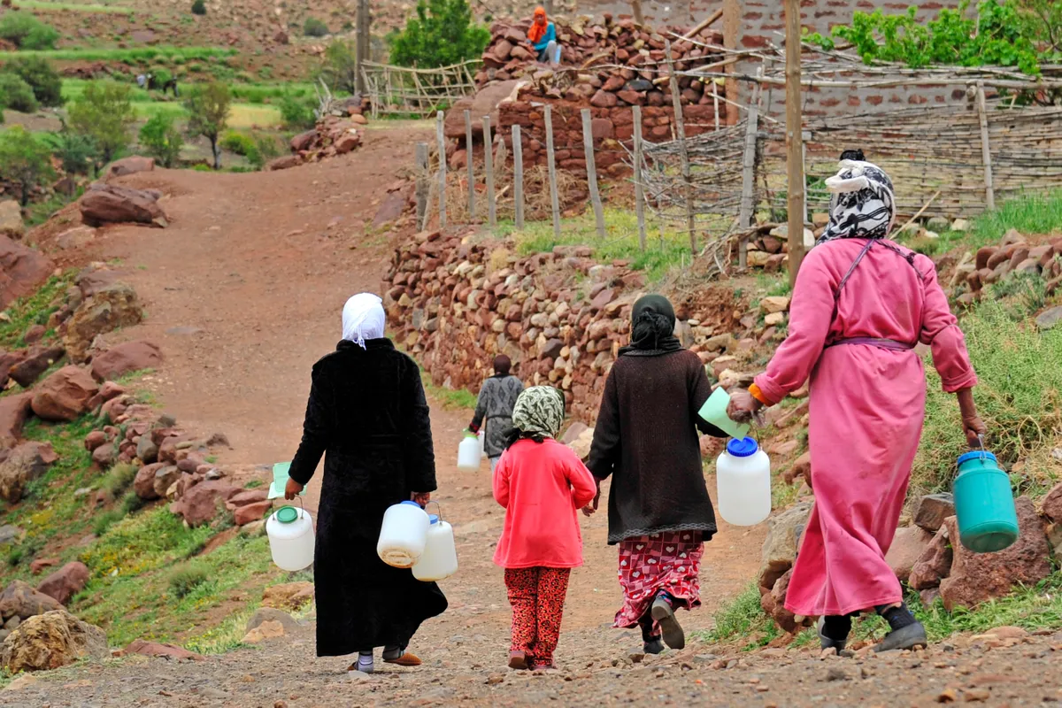Vizeskannákkal gyalogló nők és gyerekek Afrikában.