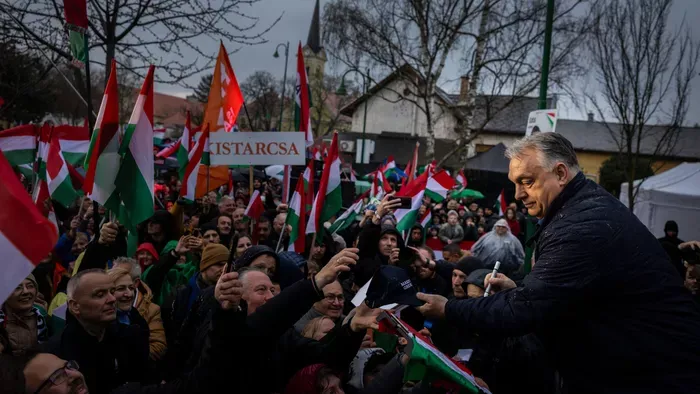 Pécelen mindenkit Orbán Viktor érdekel, megtelt a tér