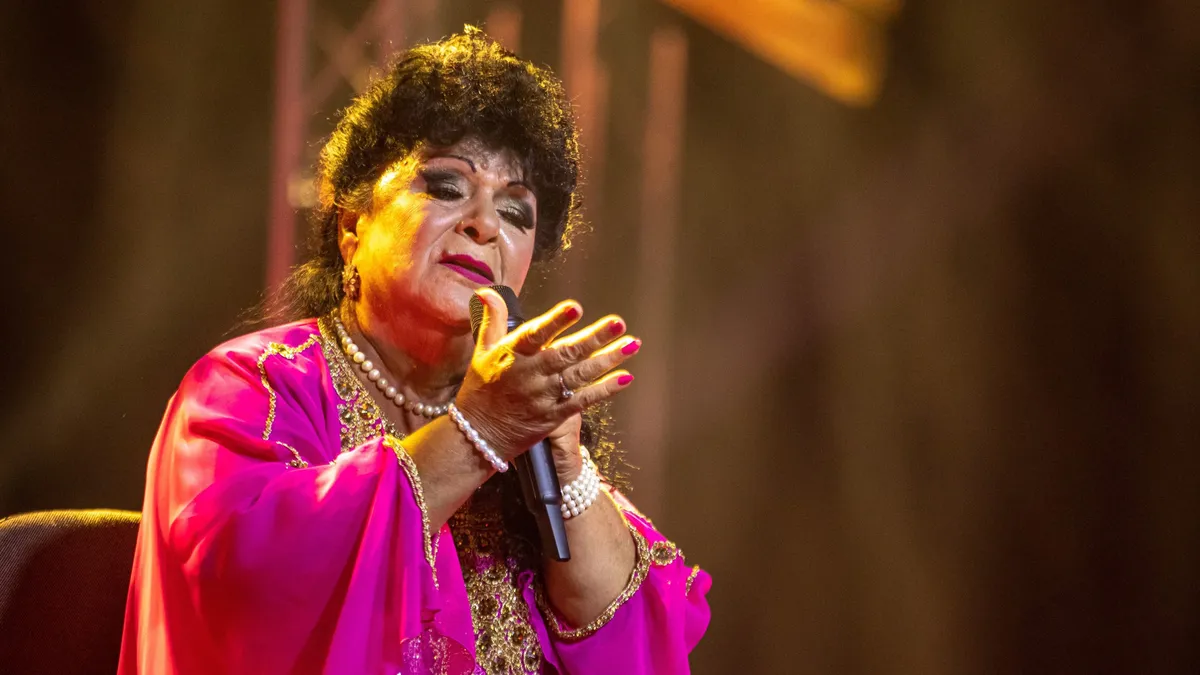 Bangó Margit énekel