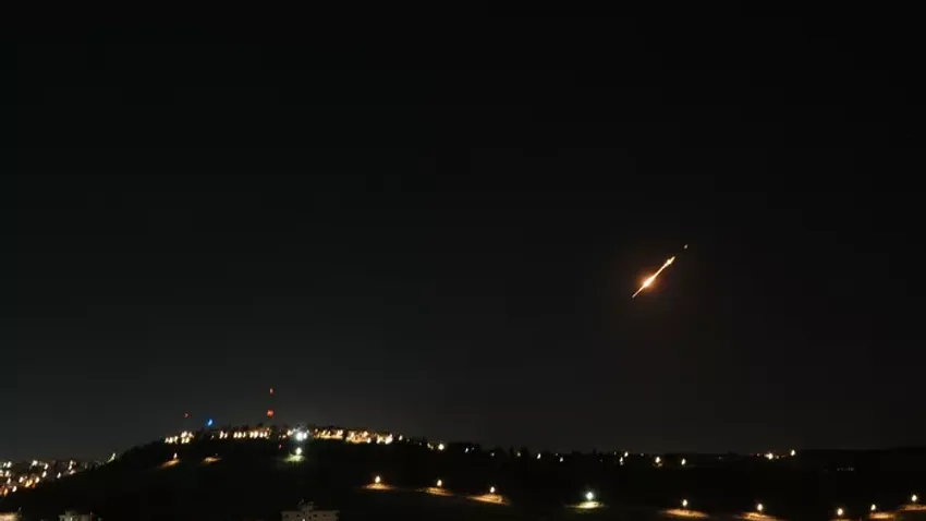 Drámai éjszaka Izraelben: Irán újabb csapást indított, menekültek az emberek