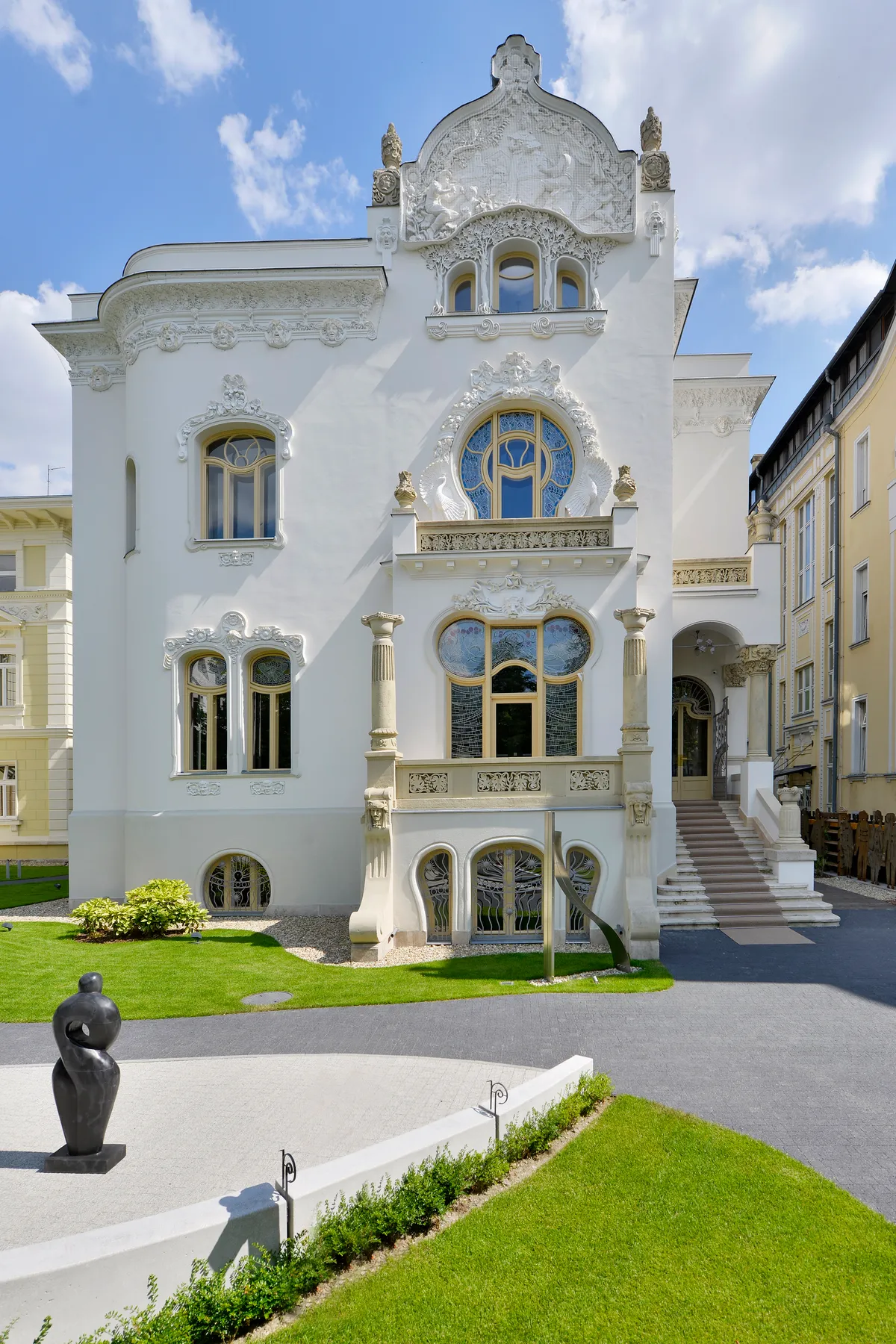 A Kőrössy-villa elegáns, fehér, szecessziós homlokzata.