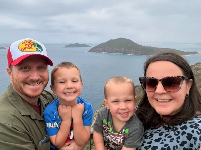 Feith Réka a családjával az ausztráliai Mount Tomaree-nál.