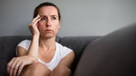 Súlyos egészségügyi hatásai is lehetnek, ha legyintesz rá – A pszichiáter szerint így enyhítheted a szorongást