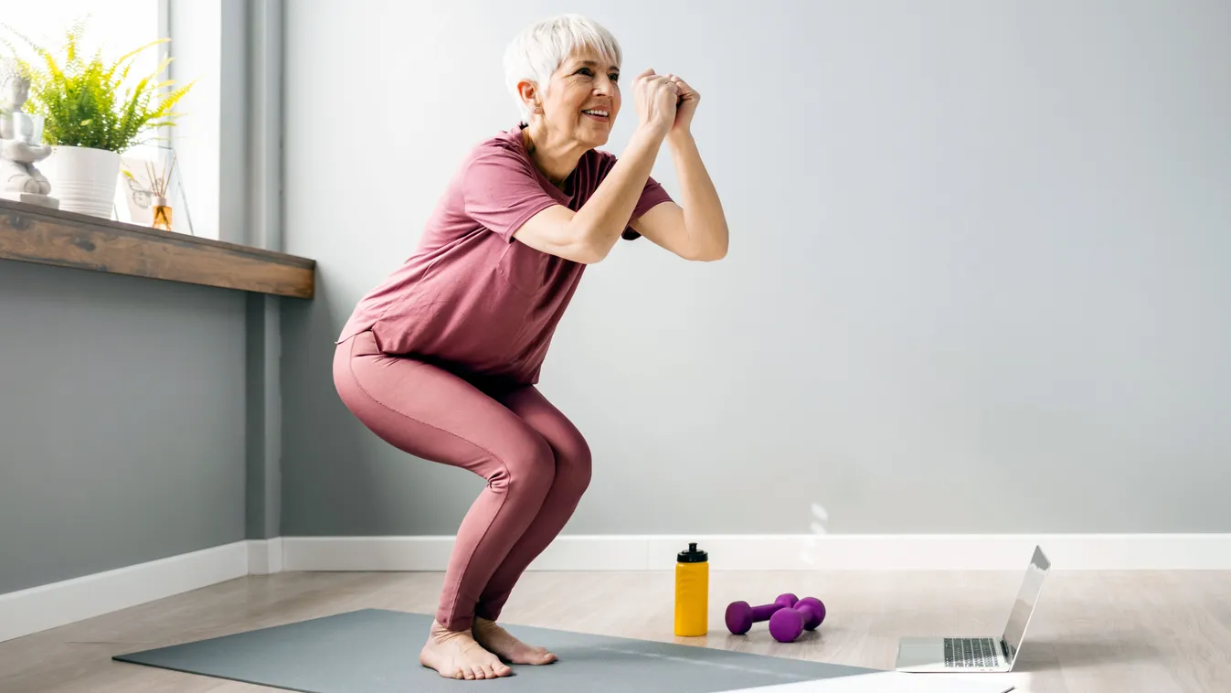 Otthon edző idős nő, aki tudja, hogyan kell erősíteni a csontokat.
