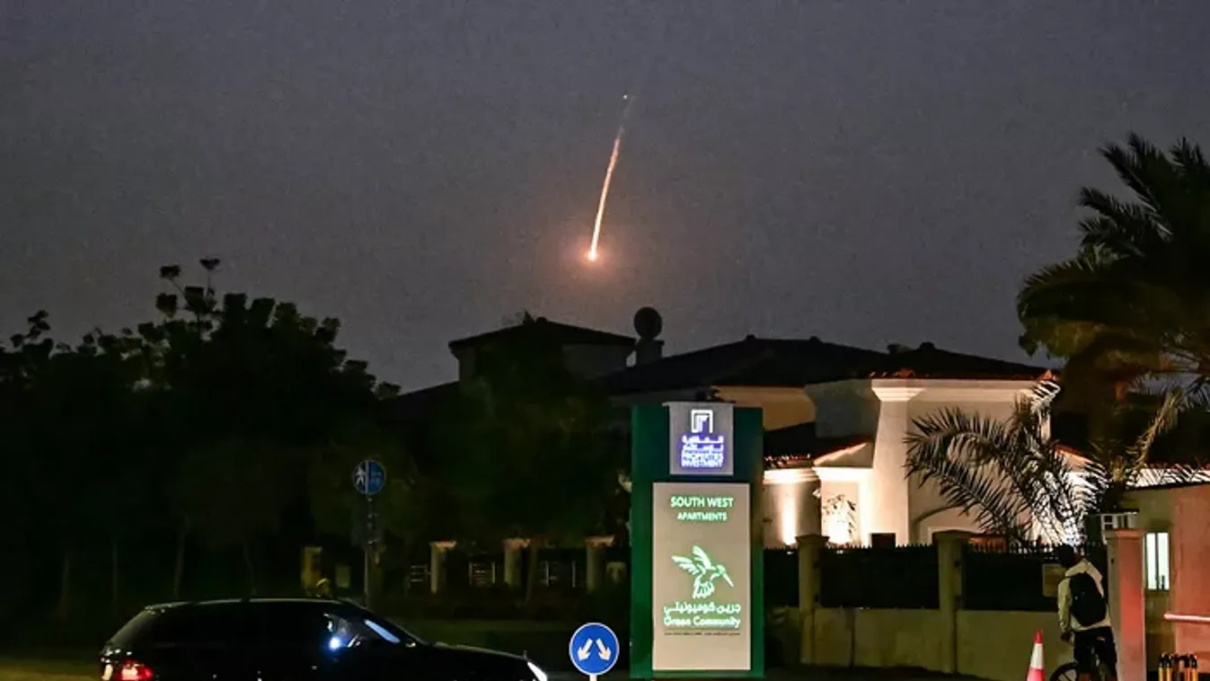 Dubaji luxusszállodát ért rakétatalálat, videón a becsapódás