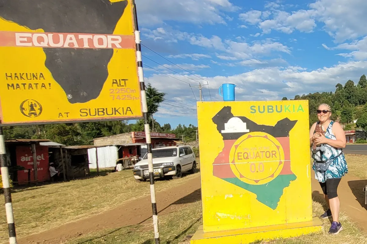 Benyó Rita egy kenyai utazás során az Egyenlítőnél.