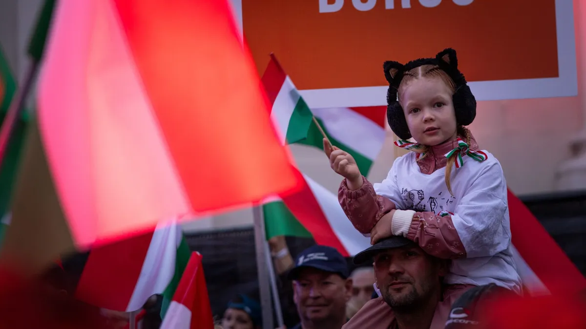 Szupercuki: Orbán-firkás pólóban várta a miniszterelnököt a cicafülű kislány Esztergomban