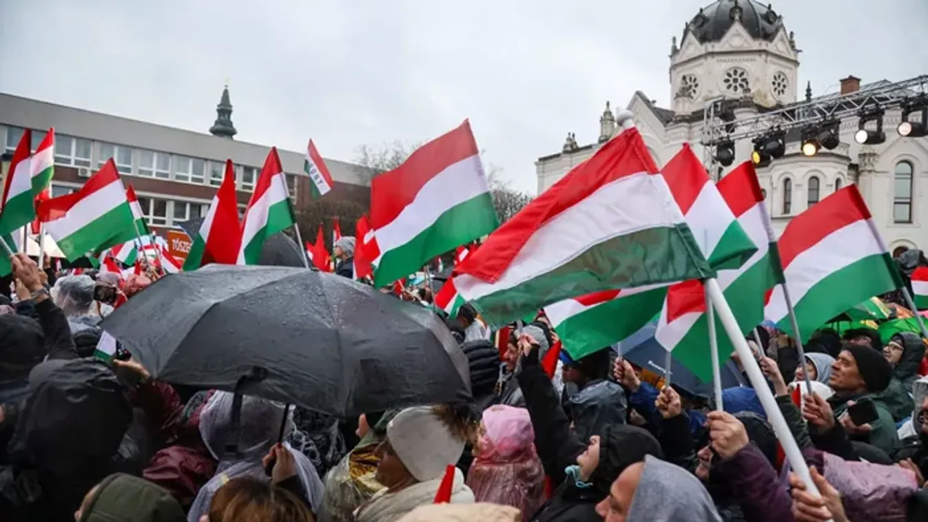 A szakadó eső sem tartotta vissza őket: brutális tömeg várta Orbán Viktort Szolnokon - Galéria