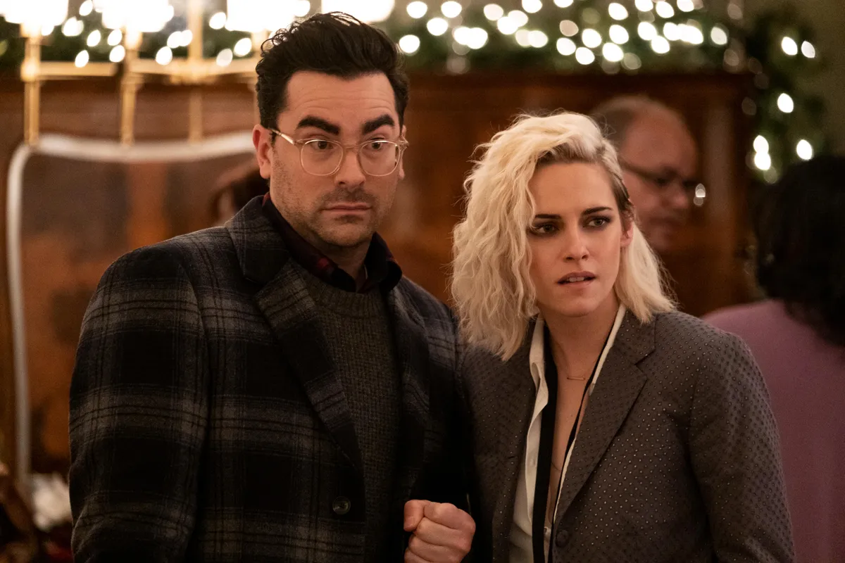 Dan Levy és Kristen Stewart a Karácsonyi meglepi című vígjátékban.