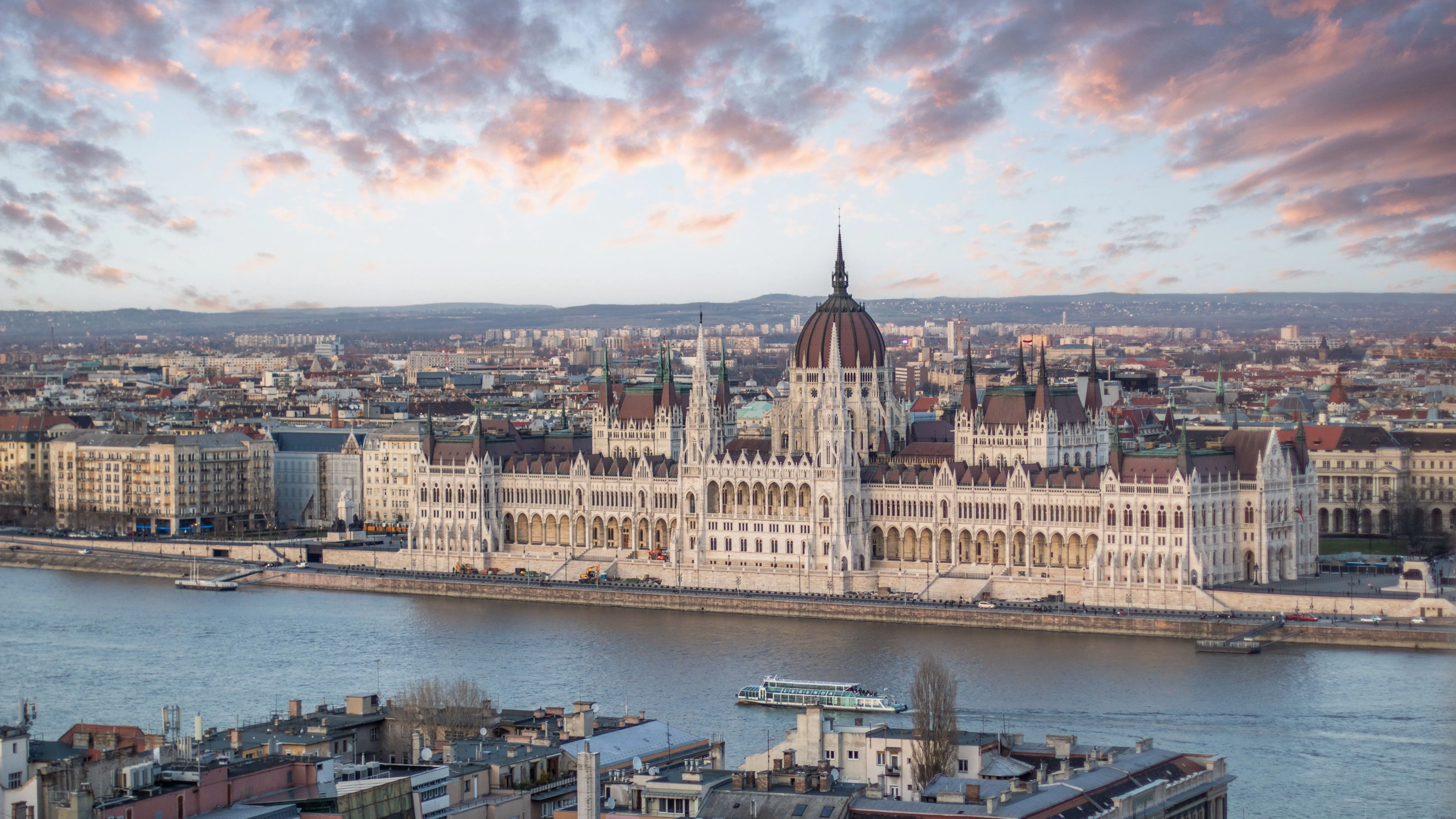 Műveltségi kvízben szereplő kép a magyar parlamentről a Dunaparton