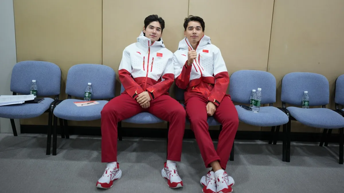Liu Shaoang (balra) és Liu Shaolin Sándor a kínai divathéten modellkedtek